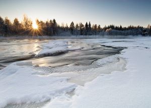 En delvist frusen å.